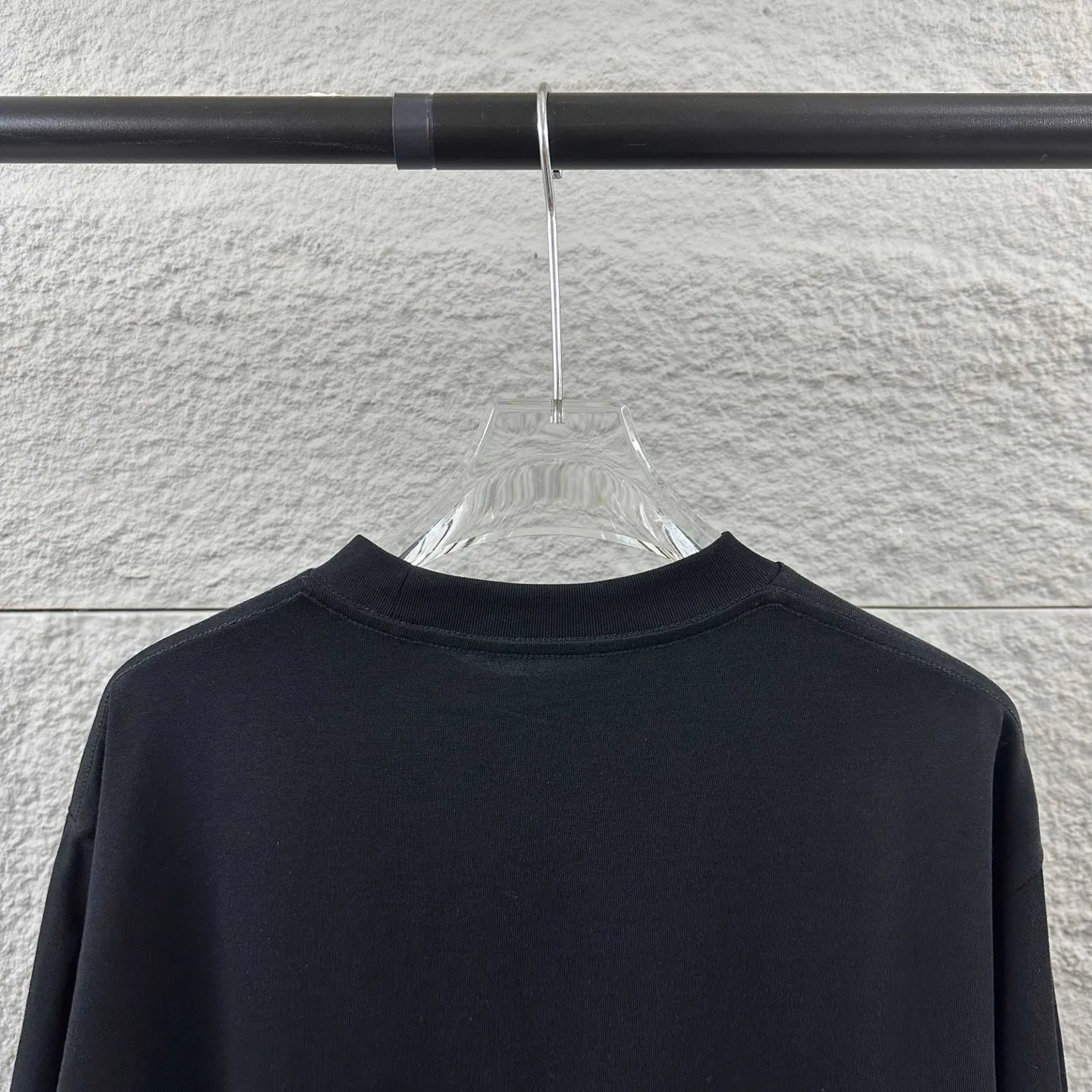 P85, Ami counter Same Style round neck short-sleeved T-shirt customized cotton fabric! Designed with brand logo leather tag! Strong three-dimensional effect! The overall highly breathable and soft texture is more prominent, and the full cotton texture induces extreme comfort. A must-have item for Premium people, complete with original accessories and accessories! Same Style for men and women! Color: Black White Size: S-xx L